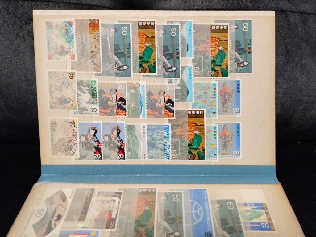 切手帳に日本文化に関連する切手がたくさん並んでいる