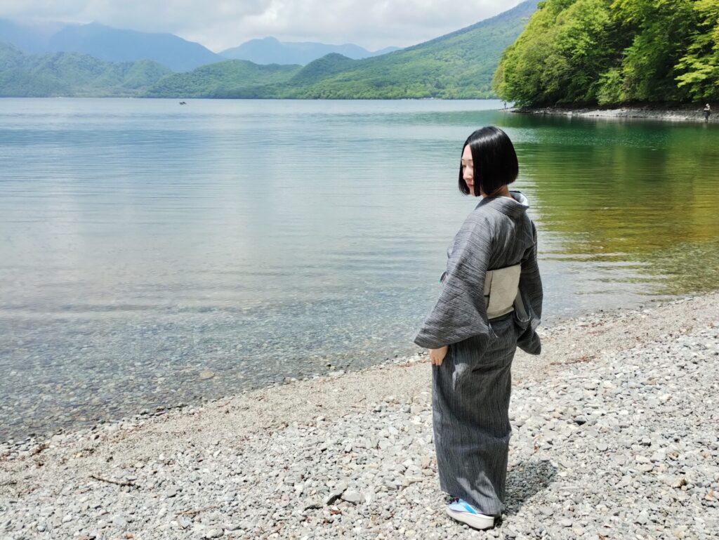 着物の人が湖の近くに立っている