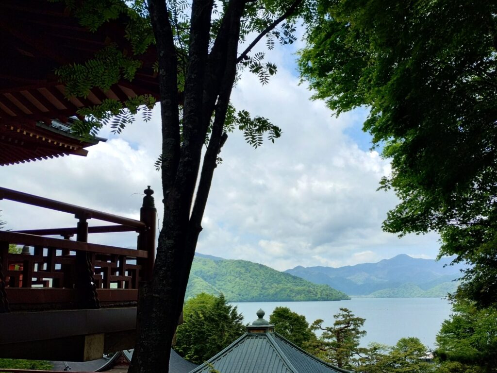 中禅寺から見える湖