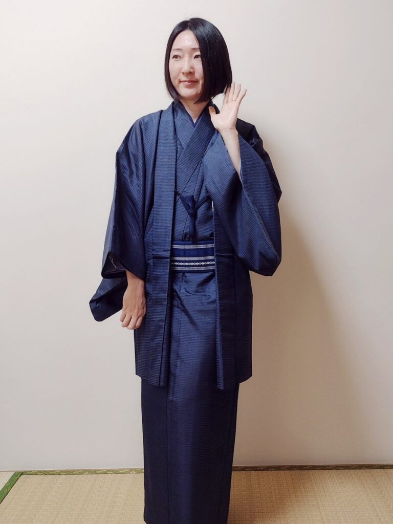 男物の大島紬のアンサンブルを着ている女性