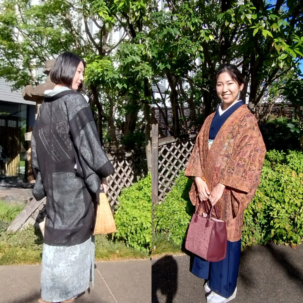 着物で歌舞伎座の中庭に立つ二人の人