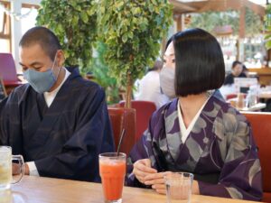 秩父銘仙の織元さんと交流する様子