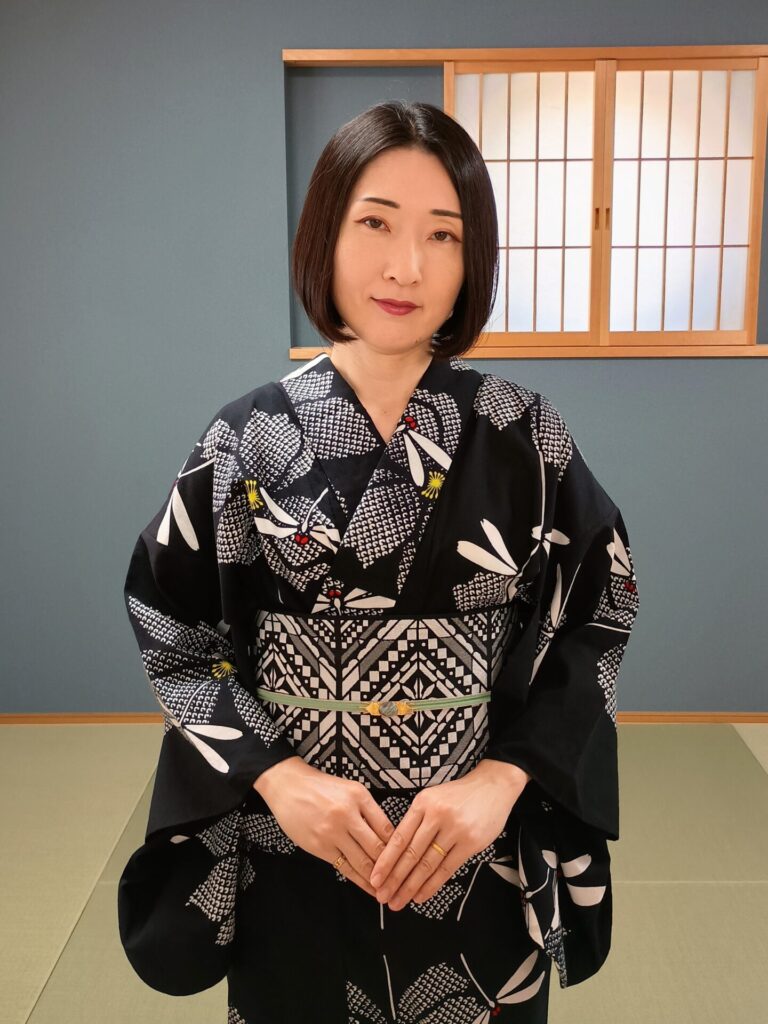 黒い秋浴衣に半幅帯を締めた着物の人（9月の着物コーデ）