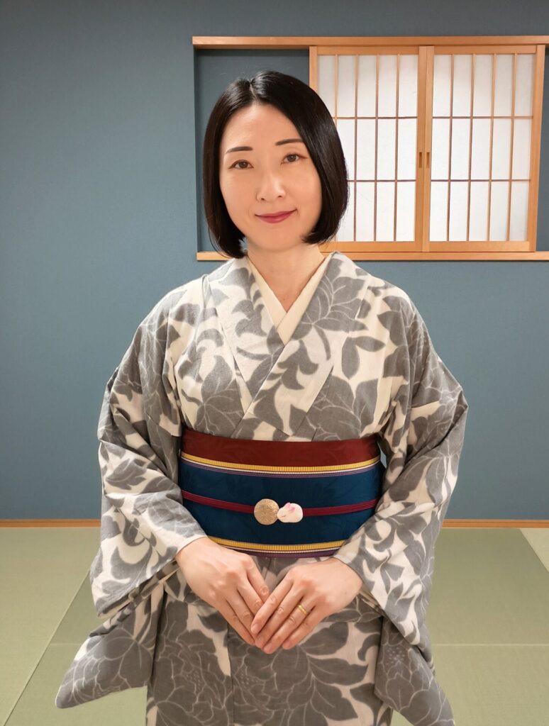 秩父ほぐし織に博多半幅帯を締めた着物の人（9月の着物コーデ）