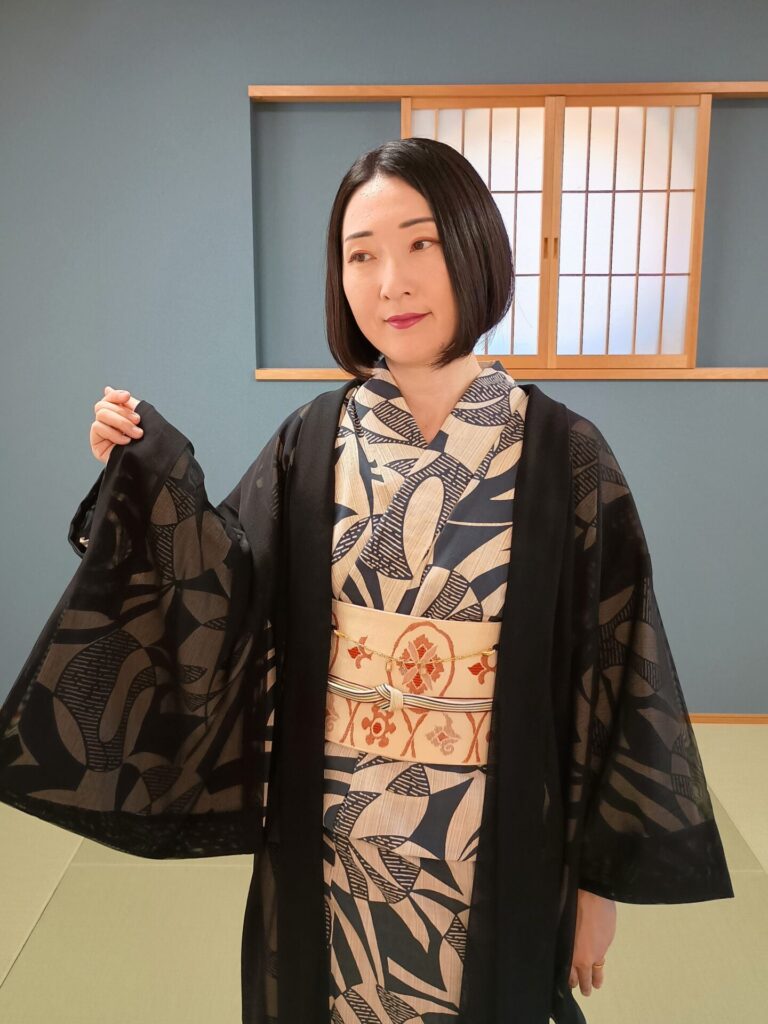 暖色の秋浴衣に半幅帯を締めた着物の人（9月の着物コーデ）