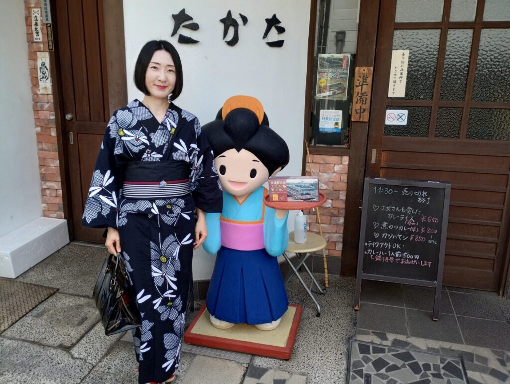 高田食堂の入口に立つ着物の人