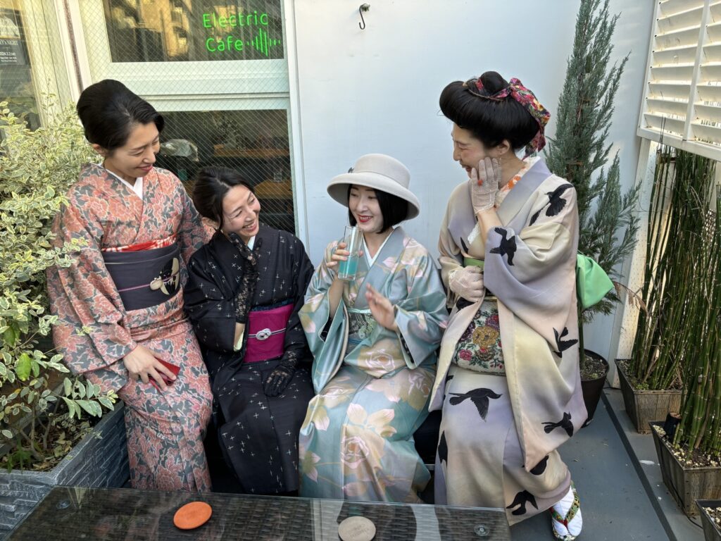 お昼の社交場　カクテルキモノ会