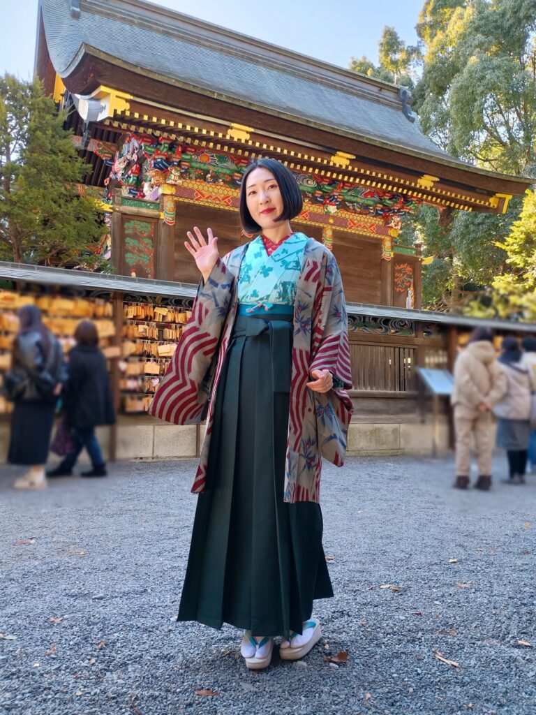 銘仙の着物で神社に行く観光客