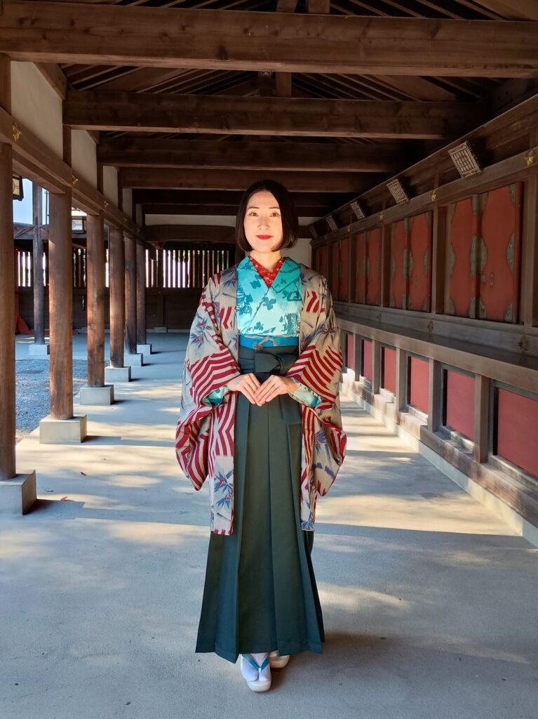 銘仙の着物で神社に行く観光客