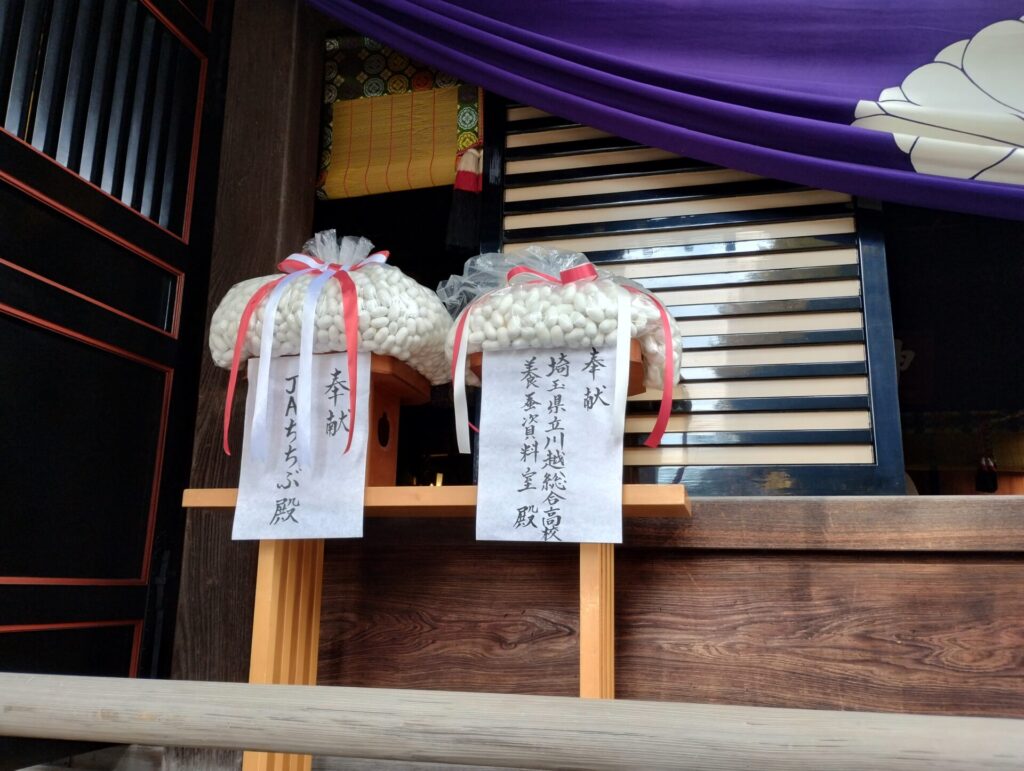 秩父神社に奉納された繭