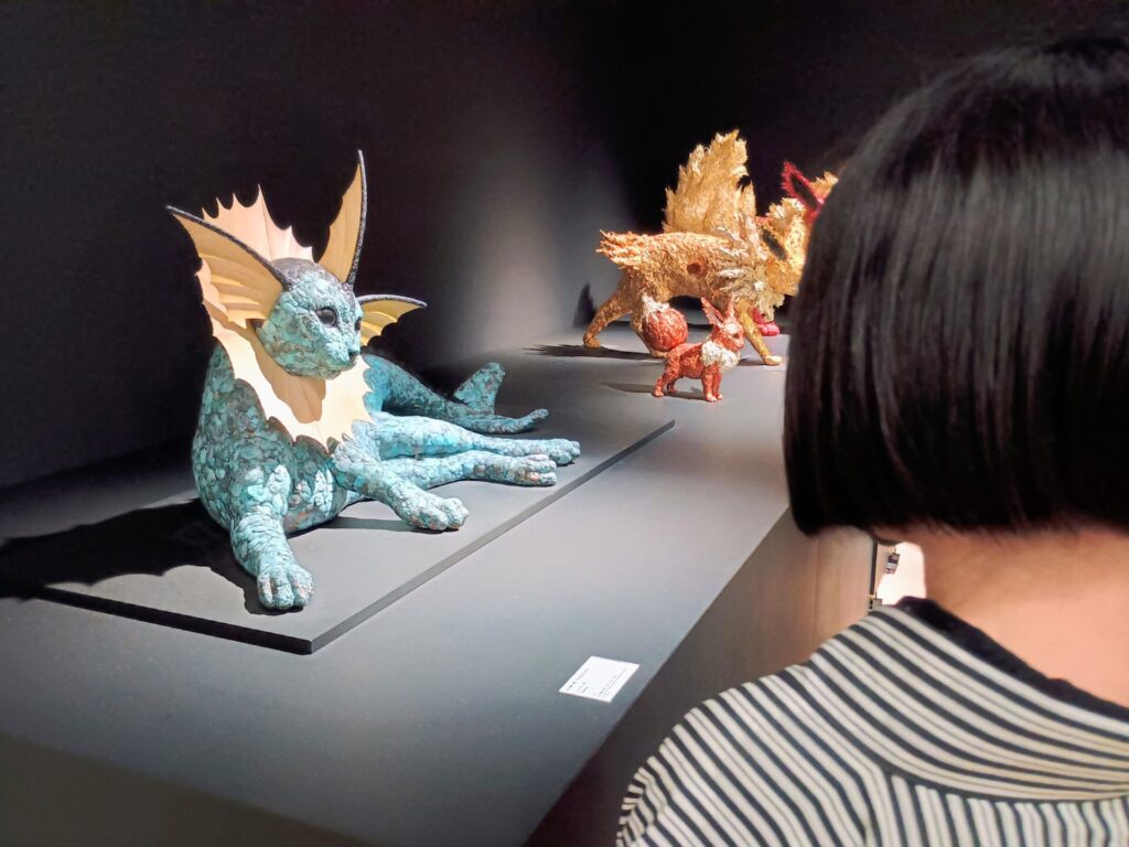 ポケモン×工芸展の展示を見る着物の人