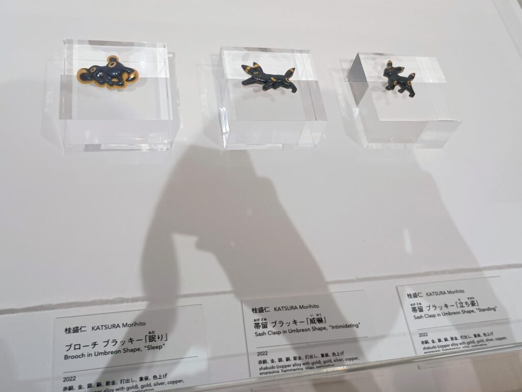 ポケモン×工芸展の彫金の帯留（桂盛仁さんの作品）