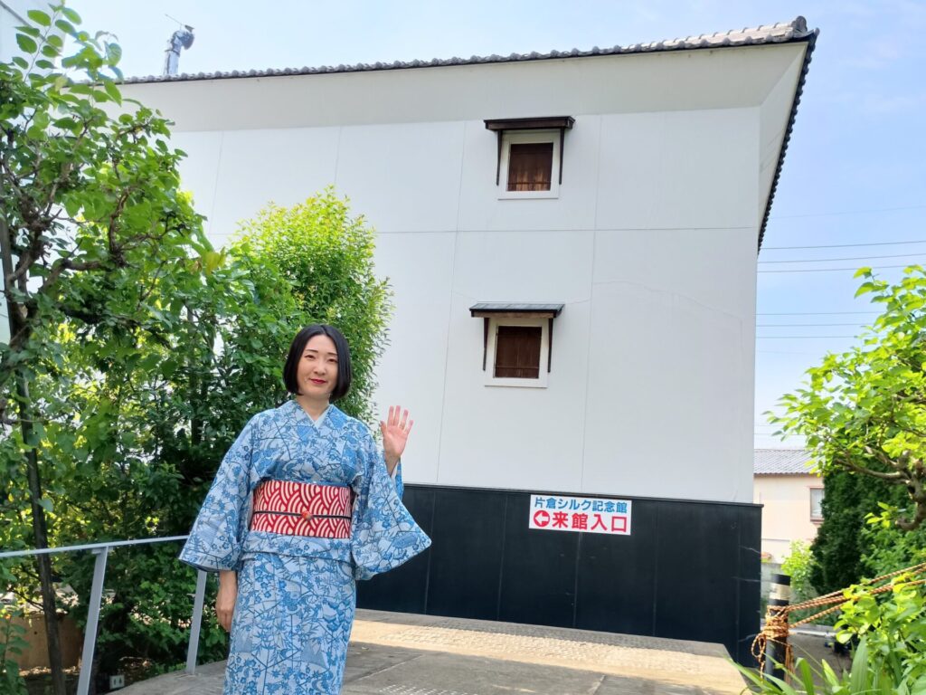 「片倉シルク記念館」の建物と着物の人