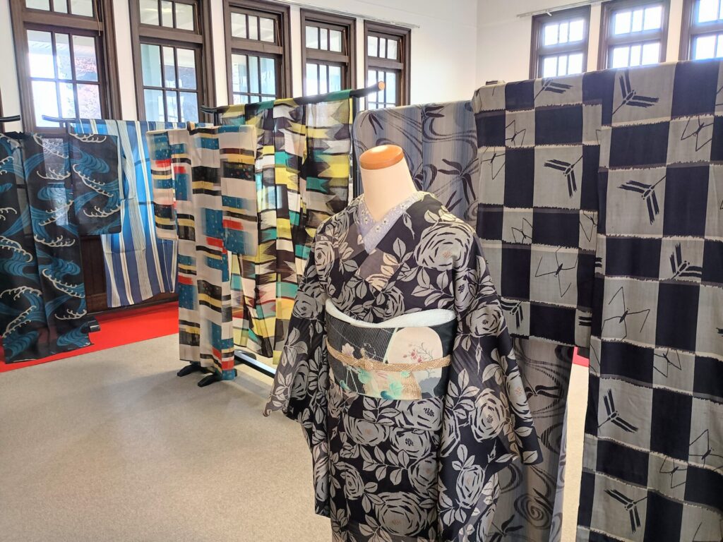 「ちちぶ銘仙館」ギャラリーに展示される夏銘仙