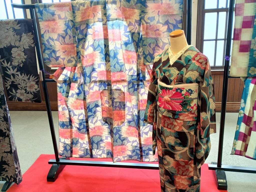 「ちちぶ銘仙館」ギャラリーに展示される夏銘仙
