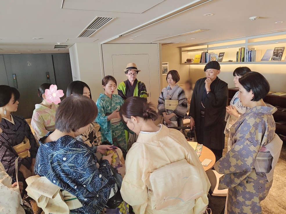 「晩夏のゆかた会」で秩父銘仙を紹介する様子