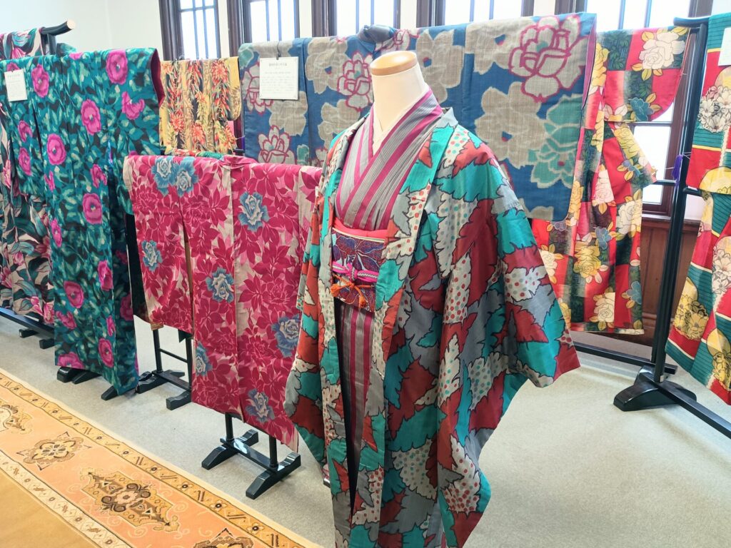 ちちぶ銘仙館「昭和百年メイセン・クロニクル展」に展示される銘仙着物