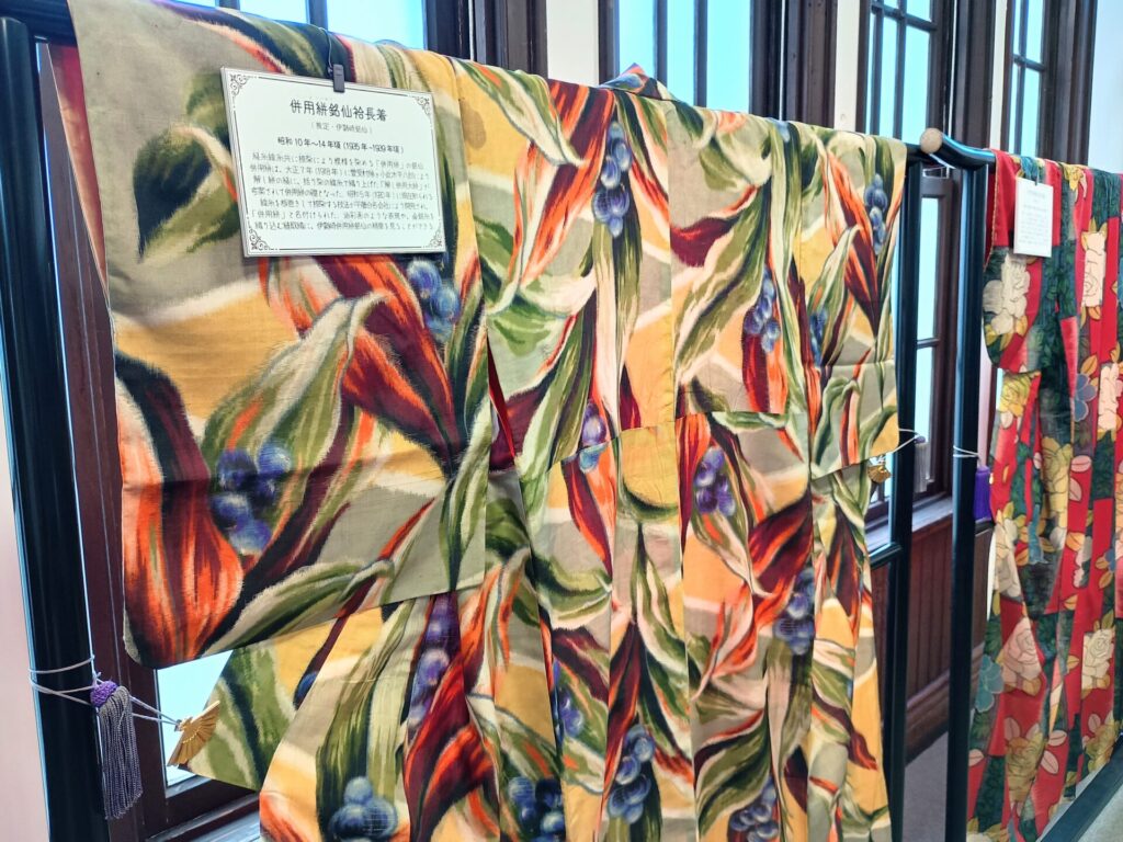 ちちぶ銘仙館「昭和百年メイセン・クロニクル展」に展示される併用絣の銘仙