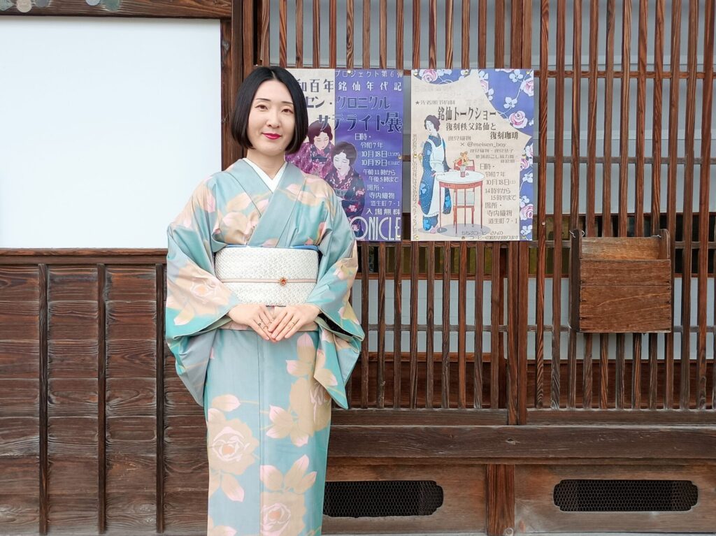 「復刻秩父銘仙と復刻珈琲」のイベント会場にいる着物の人