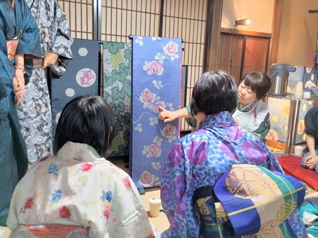復刻秩父銘仙について解説する逸見織物さん