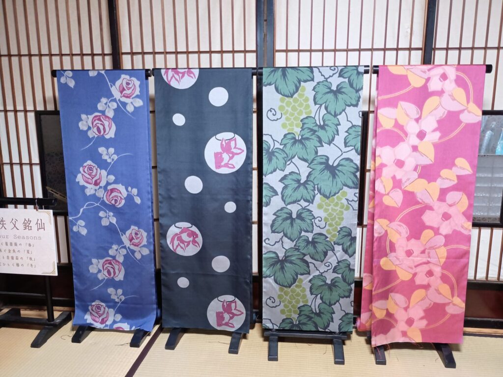 復刻秩父銘仙の反物が並んでいる様子