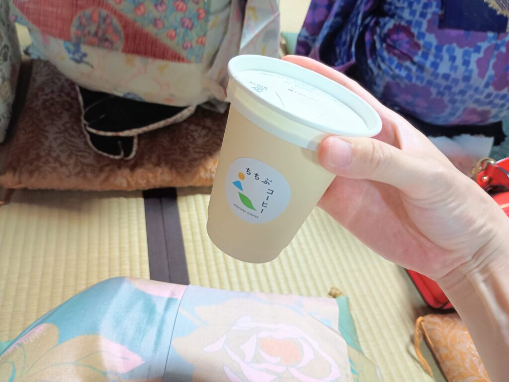「秩父銘仙復刻珈琲」を飲んでいる様子