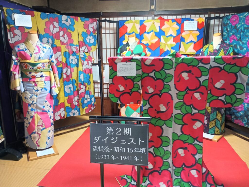 アンティーク銘仙の展示会場の様子