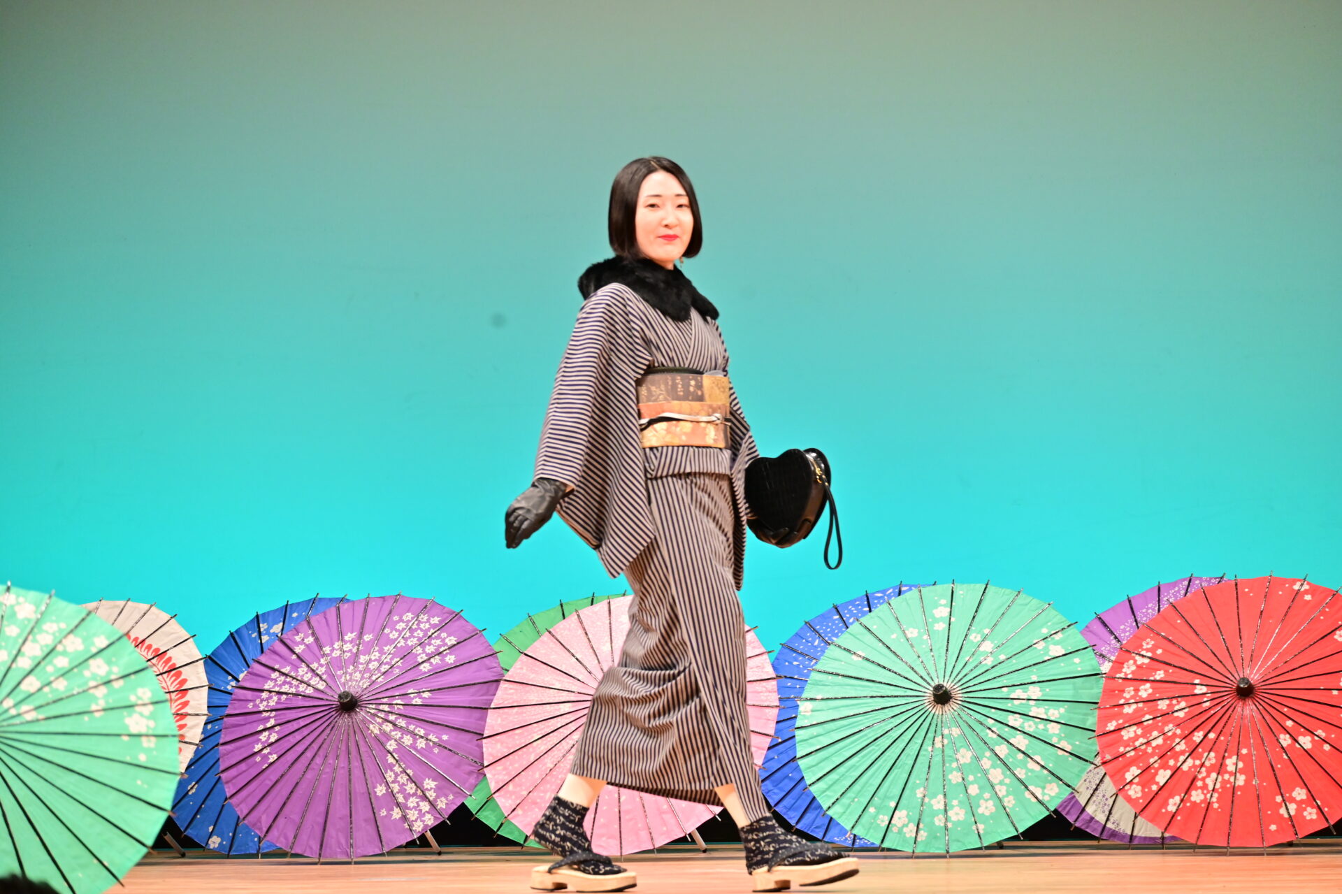 行田足袋コレクションの出演者が着物姿でランウェイを歩いている様子