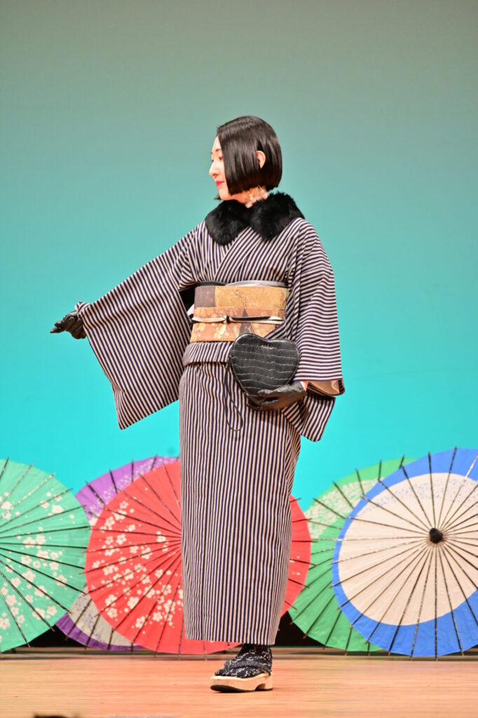 行田足袋コレクションの出演者が着物姿でポーズを取っている