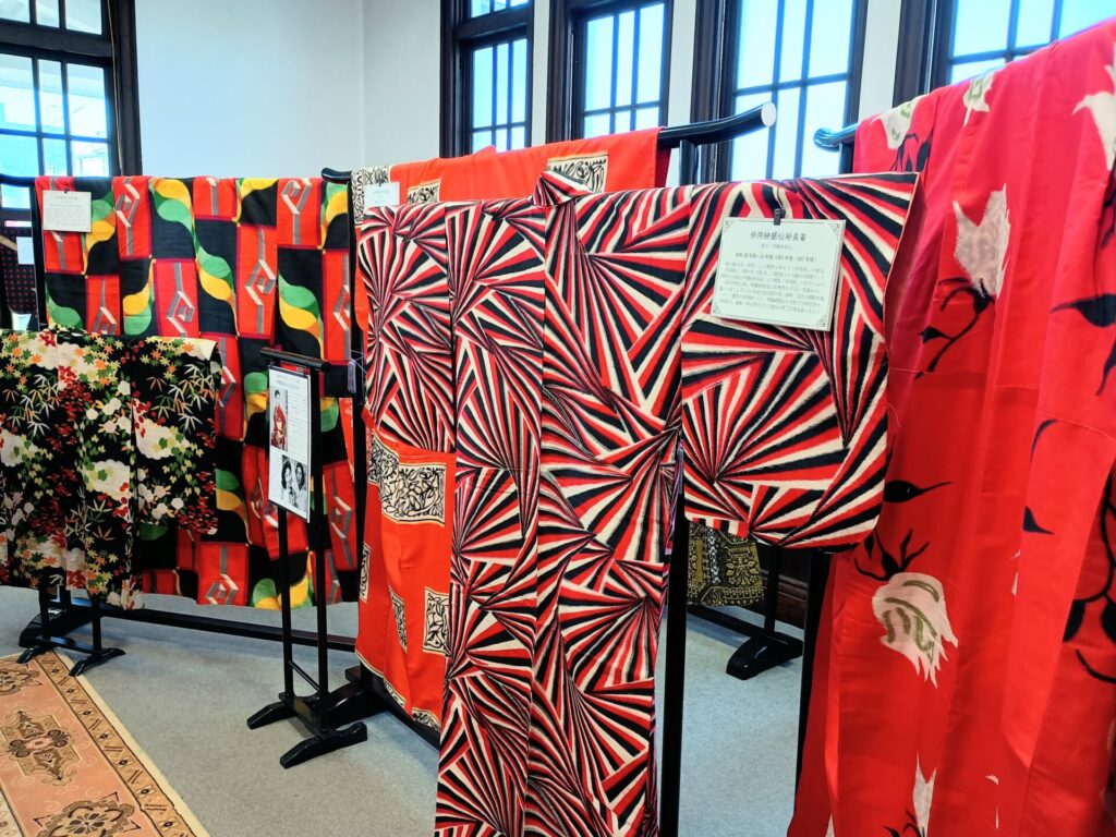 ちちぶ銘仙館「昭和百年メイセン・クロニクル展」に展示される銘仙着物