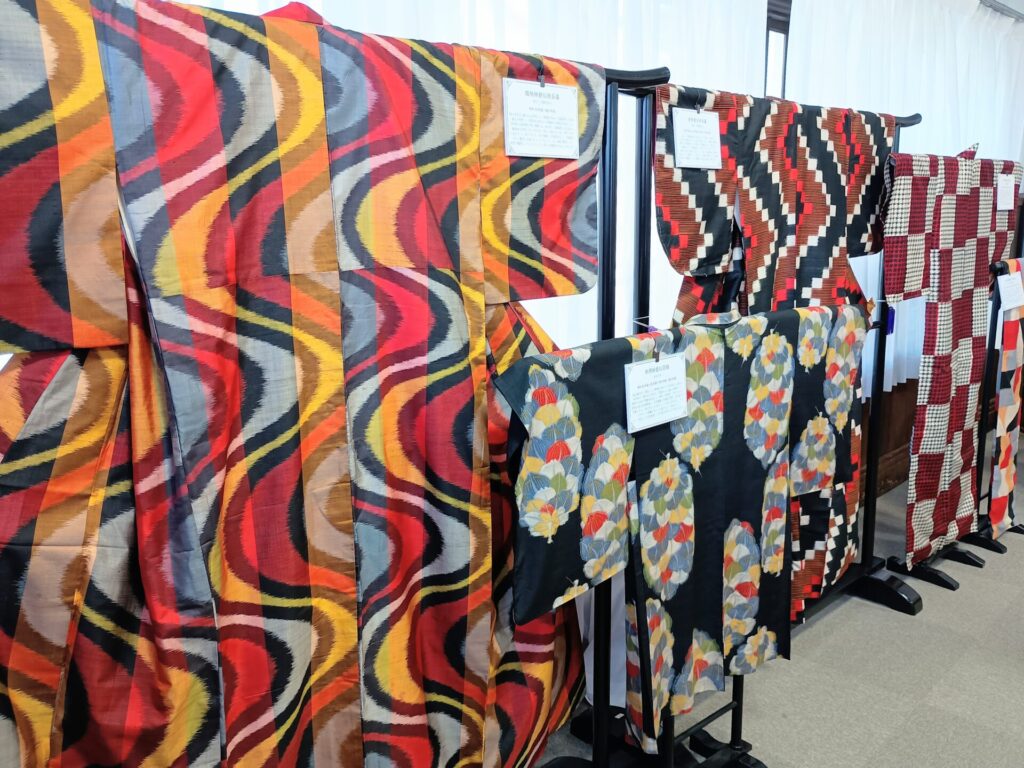 ちちぶ銘仙館「昭和百年メイセン・クロニクル展」に展示される銘仙着物