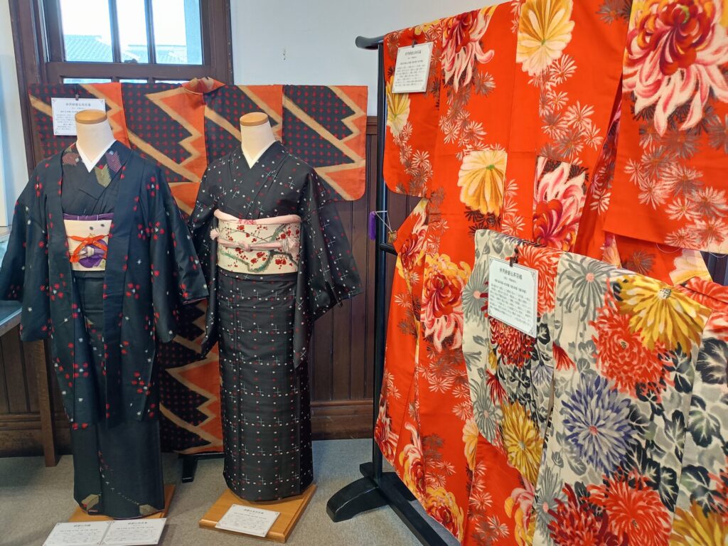 ちちぶ銘仙館「昭和百年メイセン・クロニクル展」に展示される銘仙着物