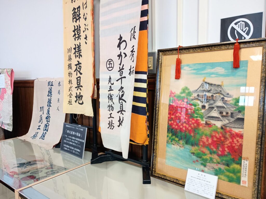 ちちぶ銘仙館「昭和百年メイセン・クロニクル展」に展示される夜具地や併用絵