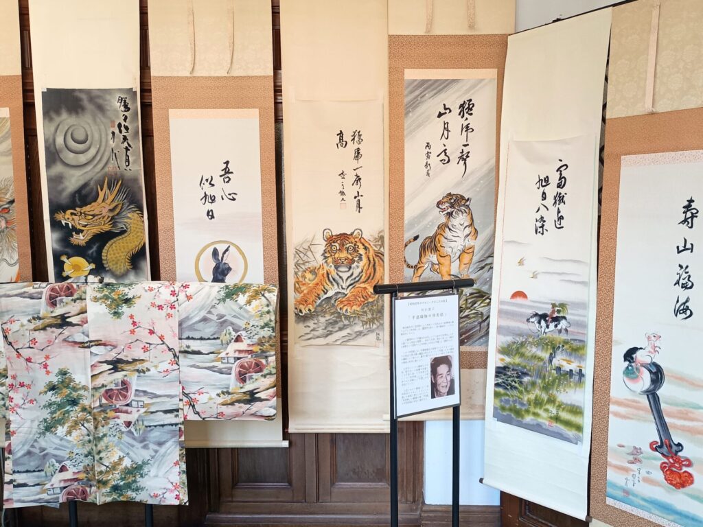 ちちぶ銘仙館「昭和百年メイセン・クロニクル展」に展示される夜具地や併用絵