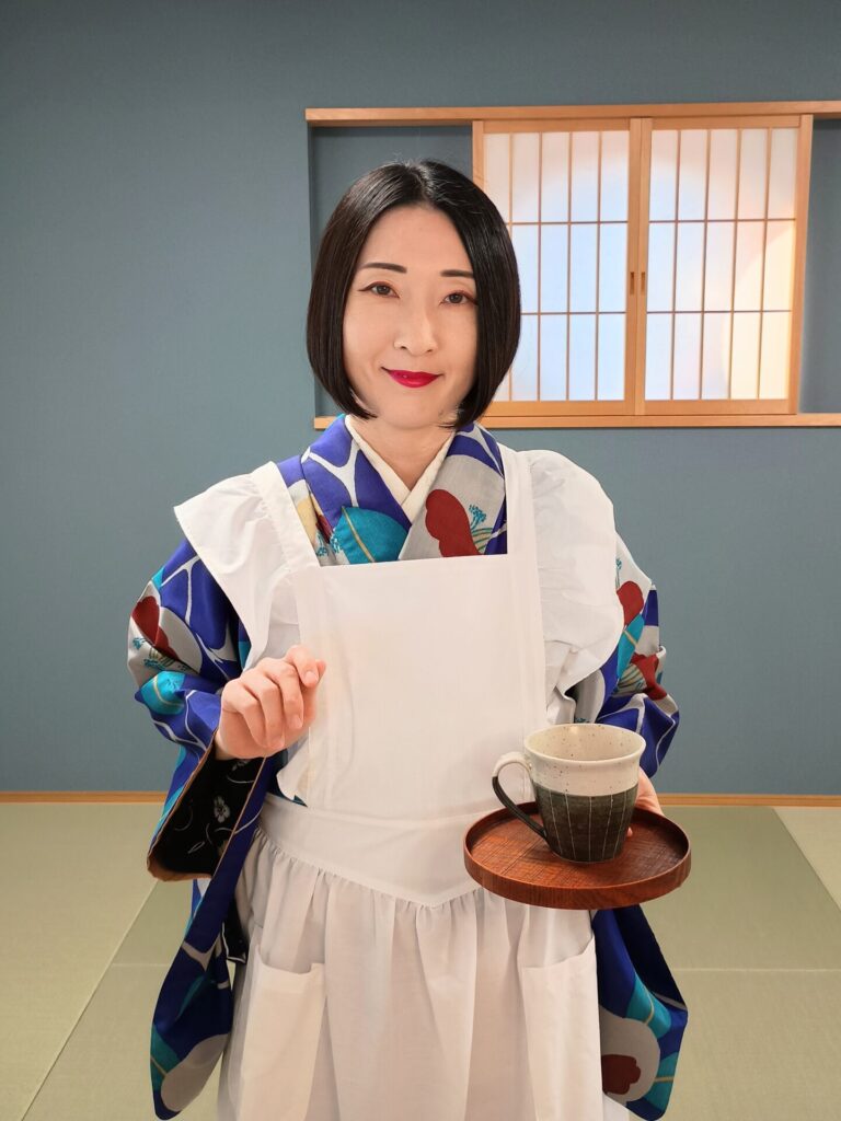 銘仙×エプロンの着物コーディネート（大正時代の女給さん風）