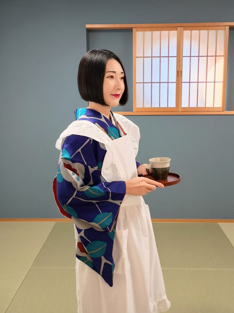 銘仙×エプロンの着物コーディネート（大正時代の女給さん風）