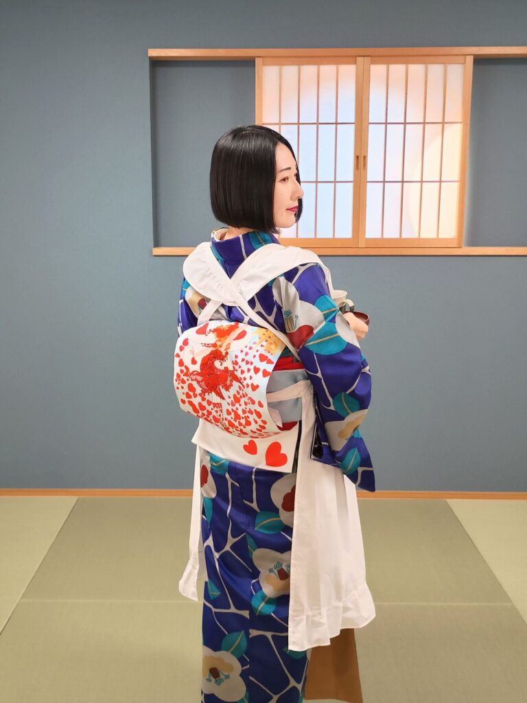 銘仙×エプロンの着物コーディネート（大正時代の女給さん風）