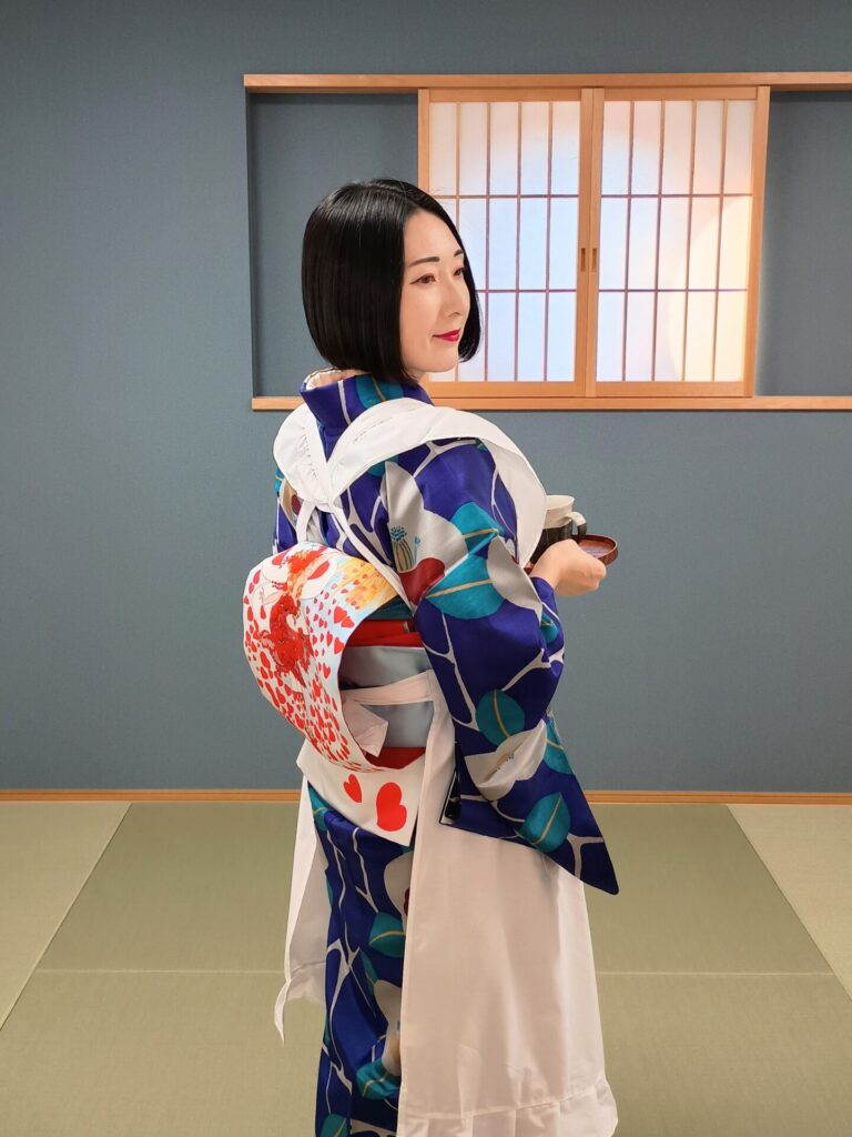 銘仙×エプロンの着物コーディネート（大正時代の女給さん風）