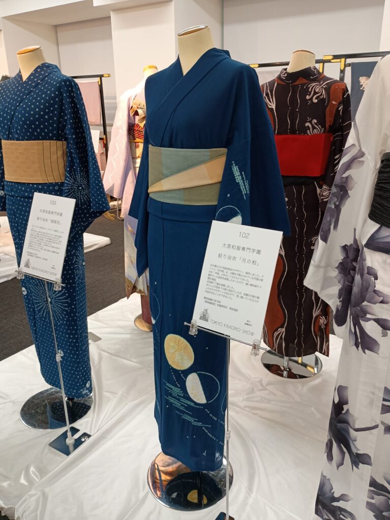 東京キモノショー2026に展示された着物のトルソー