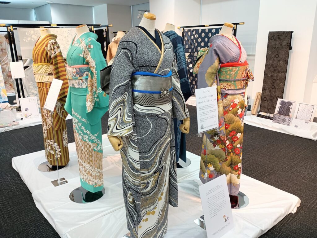 東京キモノショー2026に展示された着物のトルソー