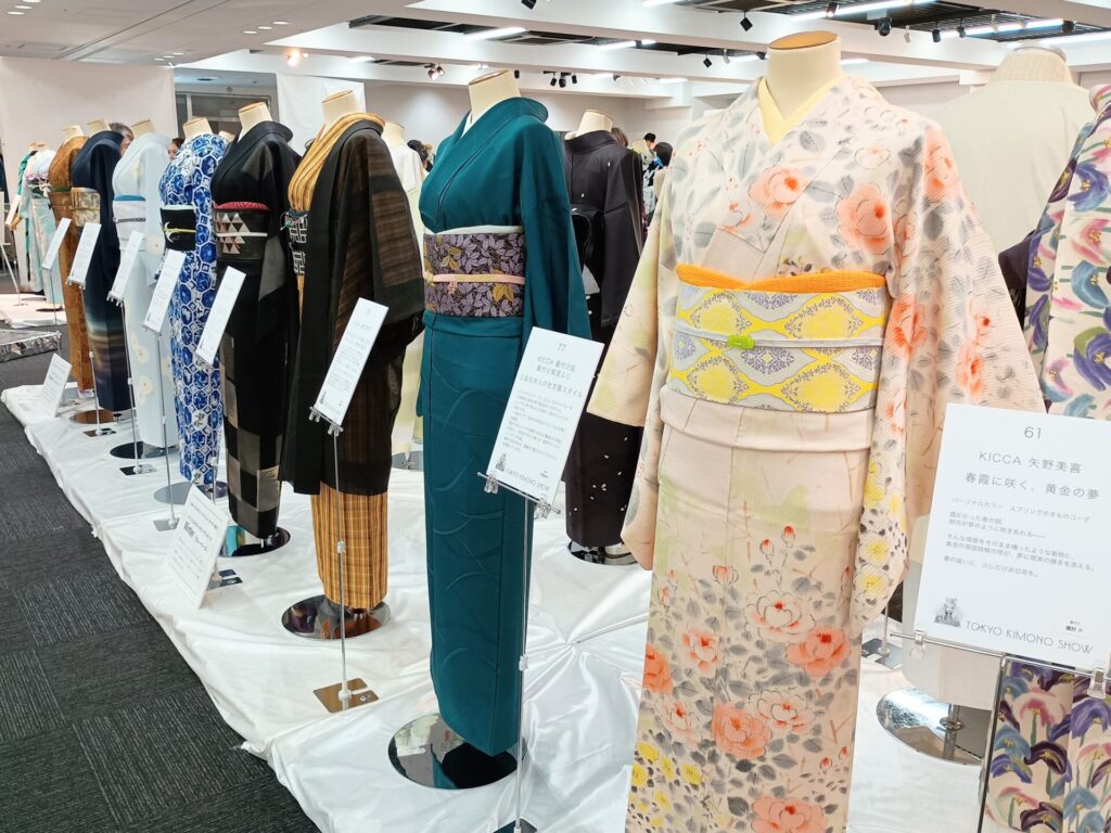 東京キモノショー2026に展示された着物のトルソー