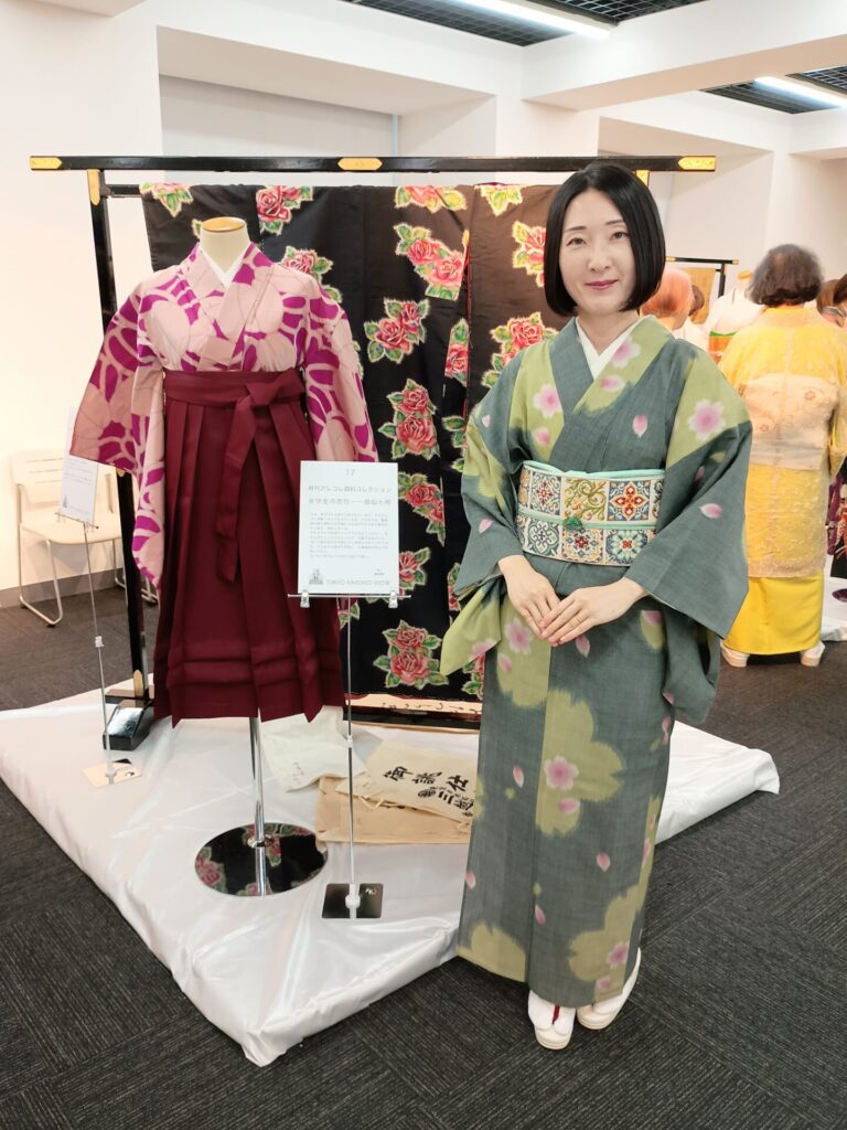 伊勢崎夏銘仙（ポーラ）を着た着物姿の人