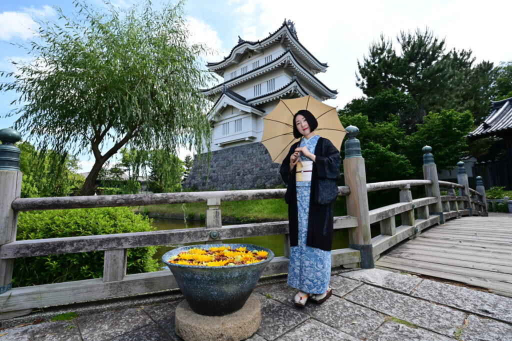 忍城址で観光している、行田足袋をはいている着物の人