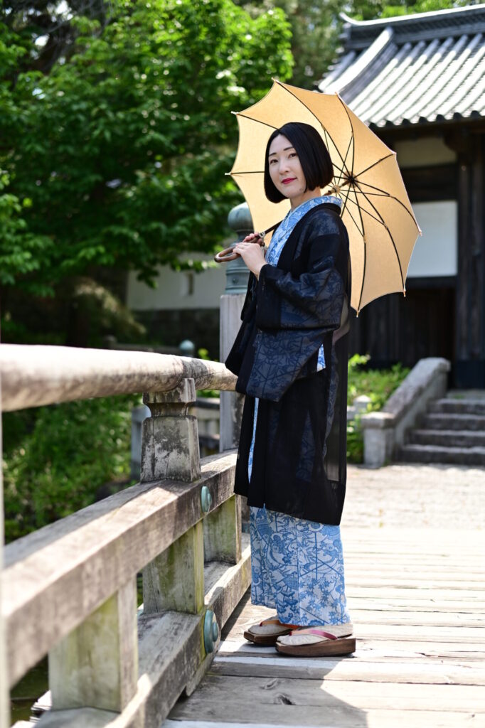 忍城址で観光している、行田足袋をはいている着物の人