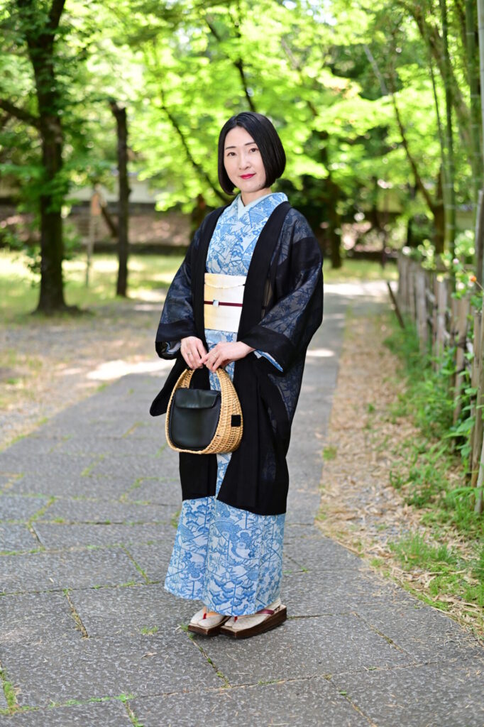 忍城址で観光している、行田足袋をはいている着物の人