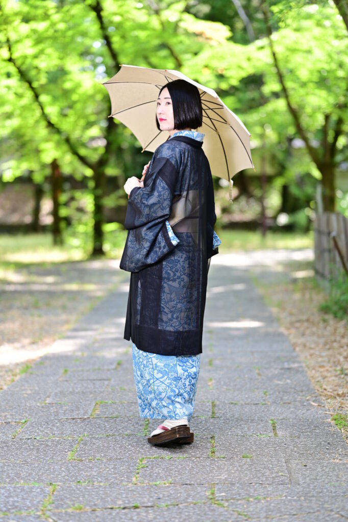 忍城址で観光している、行田足袋をはいている着物の人
