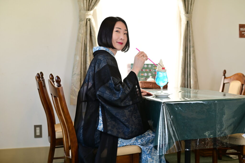 ヴェールカフェで観光している、行田足袋をはいている着物の人