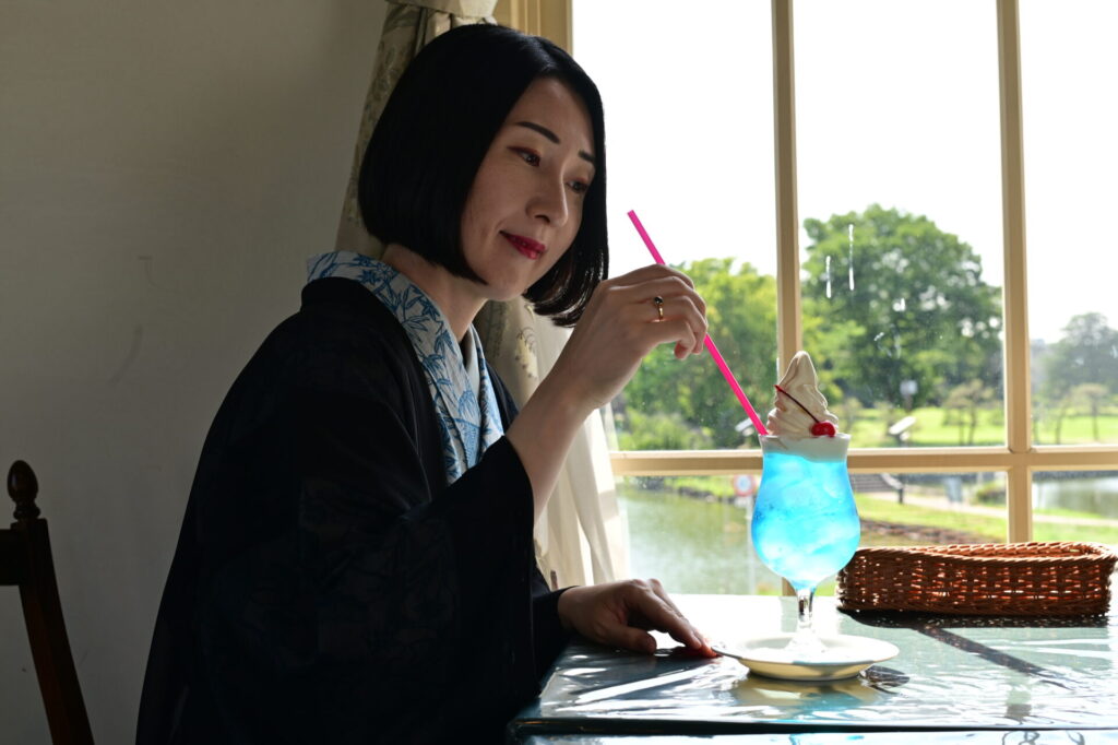 ヴェールカフェで観光している、行田足袋をはいている着物の人