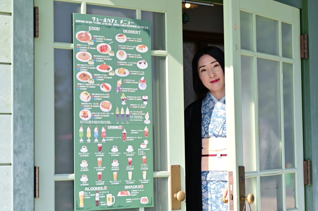 ヴェールカフェで観光している、行田足袋をはいている着物の人