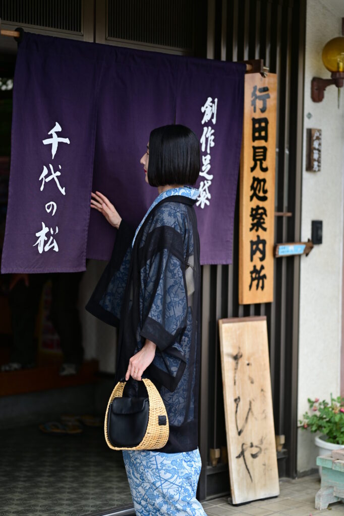 創作足袋 千代の松の外観と、行田足袋をはいている着物の人